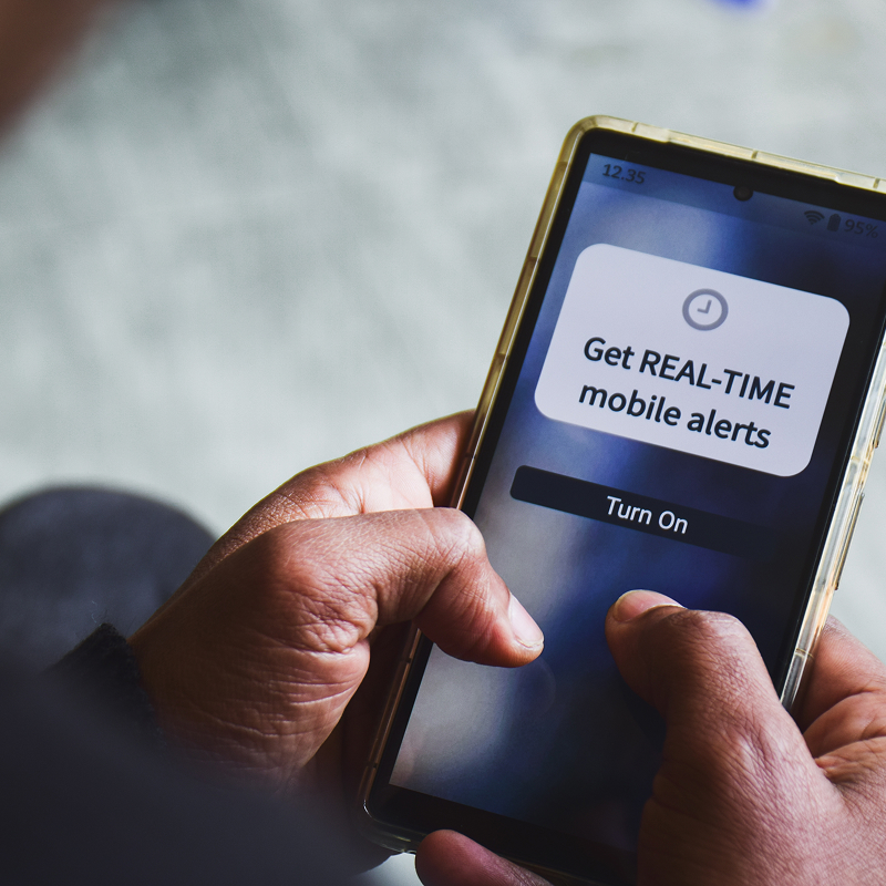 Smartphone zeigt Benachrichtigung zu Echtzeit-Alerts. Beispiel für mobile Kommunikation in Aruba Location Services mit Wi-Fi und BLE-Technologie.